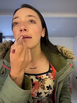 Lia  white online show from November 6, 2025, 1:37 pm