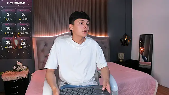 Maxii18  online show from November 13, 2025, 7:07 pm