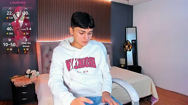 Maxii18  online show from November 3, 2025, 6:55 pm