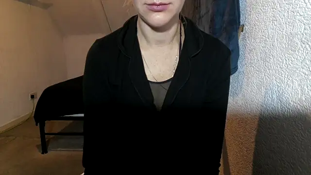 Snapshot of Aromaloveqq chatting on November 6, 2025, 2:32 pm Aromaloveqq online show from November 6, 2025, 2:32 pm