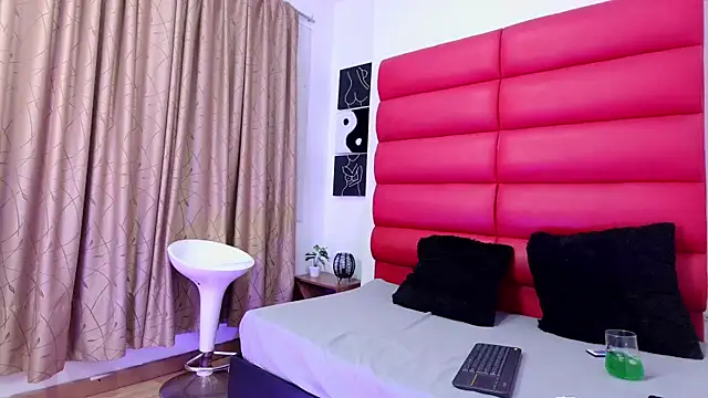 oliviamonroe online show from November 12, 2025, 6:45 pm