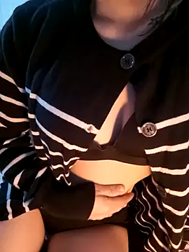 Snapshot of Cherry_Le02 chatting on November 4, 2025, 6:28 am Cherry Le02 online show from November 4, 2025, 6:28 am