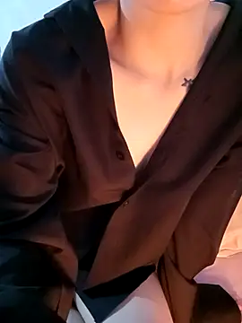 Snapshot of Cherry_Le02 chatting on November 5, 2025, 3:42 am Cherry Le02 online show from November 5, 2025, 3:42 am