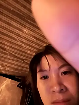 Snapshot of Cherry_Le02 chatting on October 26, 2025, 4:40 pm Cherry Le02 online show from October 26, 2025, 4:40 pm