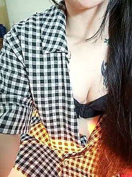 Snapshot of Cherry_Le02 chatting on November 13, 2025, 4:33 pm Cherry Le02 online show from November 13, 2025, 4:33 pm