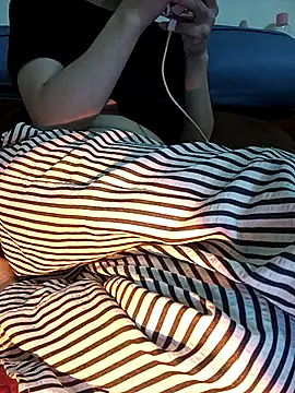 Snapshot of Cherry_Le02 chatting on November 22, 2025, 2:16 pm Cherry Le02 online show from November 22, 2025, 2:16 pm