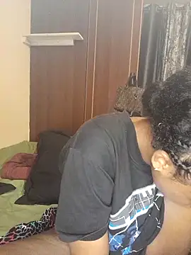 Snapshot of kitty_louise chatting on November 1, 2025, 4:01 pm kitty louise online show from November 1, 2025, 4:01 pm