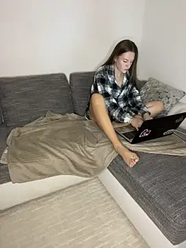 EllaMoonlight online show from December 1, 2025, 9:15 pm