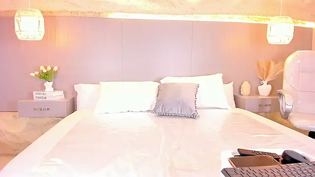 AmyColman  online show from April 17, 2026, 12:08 pm