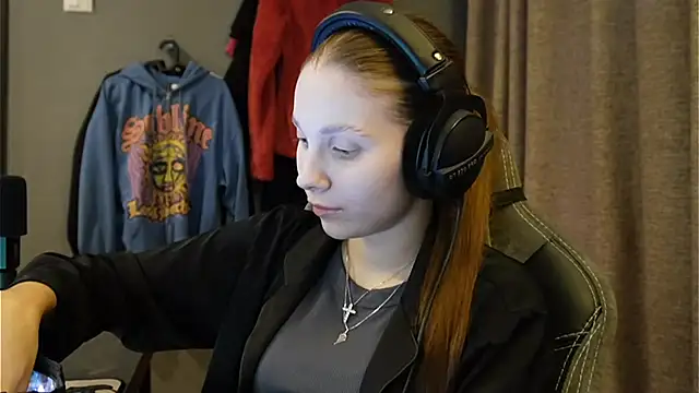 Snapshot of Softixq chatting on November 17, 2025, 3:27 pm Softixq online show from November 17, 2025, 3:27 pm