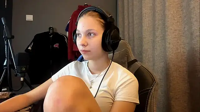 Snapshot of Softixq chatting on November 5, 2025, 4:43 pm Softixq online show from November 5, 2025, 4:43 pm