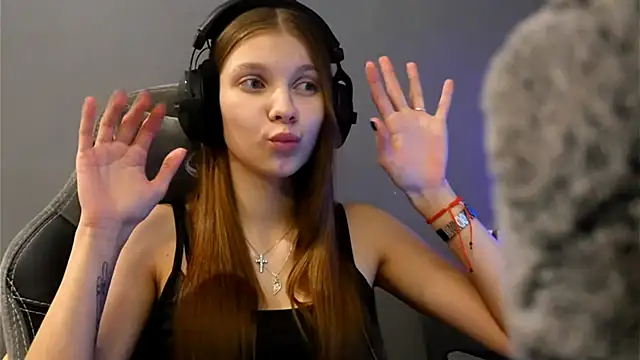 Snapshot of Softixq chatting on December 13, 2025, 8:04 pm Softixq online show from December 13, 2025, 8:04 pm