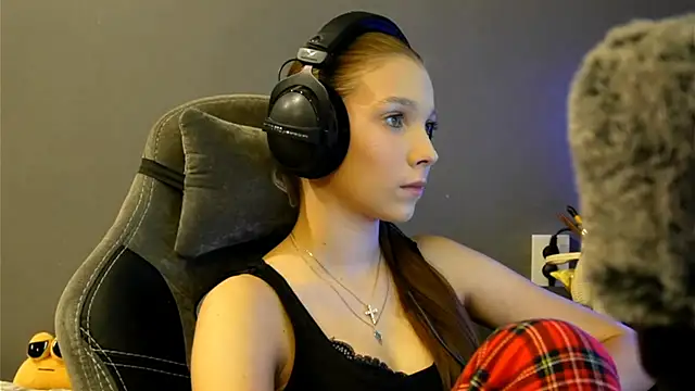 Snapshot of Softixq chatting on December 14, 2025, 3:17 pm Softixq online show from December 14, 2025, 3:17 pm