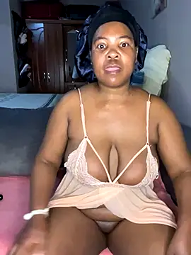 Snapshot of SweetCandy84 chatting on November 13, 2025, 3:21 am SweetCandy84 online show from November 13, 2025, 3:21 am