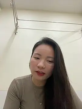 Bee Yellow00 online show from November 11, 2025, 4:29 am