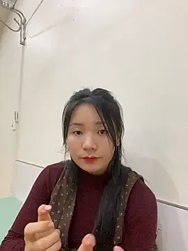 Bee Yellow00 online show from February 5, 2026, 5:03 am