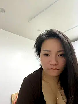 Bee Yellow00 online show from November 21, 2025, 5:56 pm