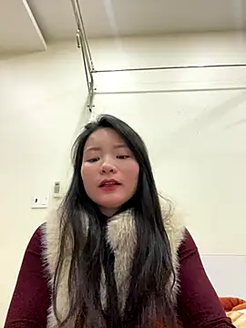 Bee Yellow00 online show from January 7, 2026, 4:39 am