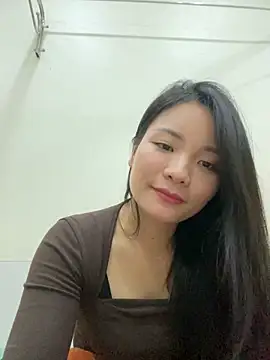 Bee Yellow00 online show from November 19, 2025, 4:45 am