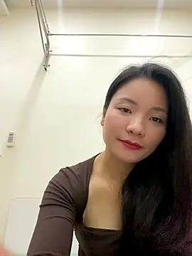 Bee Yellow00 online show from November 13, 2025, 4:49 am