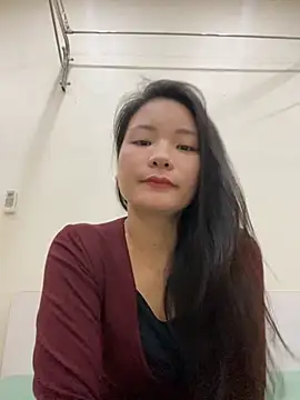 Bee Yellow00 online show from November 15, 2025, 12:58 am