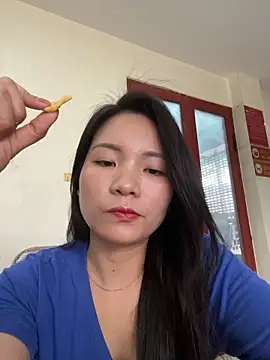 Bee Yellow00 online show from June 4, 2026, 4:39 am