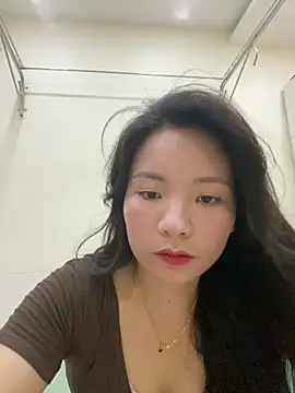 Snapshot of Bee_Yellow00 chatting on July 17, 2026, 5:15 am Bee Yellow00 online show from July 17, 2026, 5:15 am