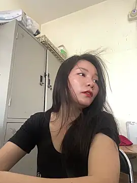 Bee Yellow00 online show from May 28, 2026, 9:38 am
