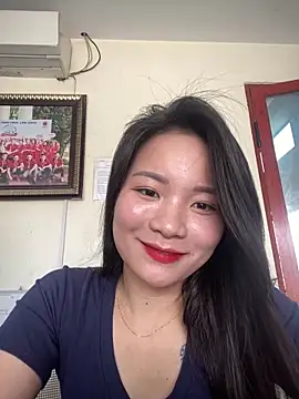 Bee Yellow00 online show from April 20, 2026, 2:47 am