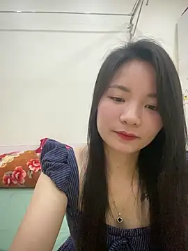 Bee Yellow00 online show from April 3, 2026, 4:52 am