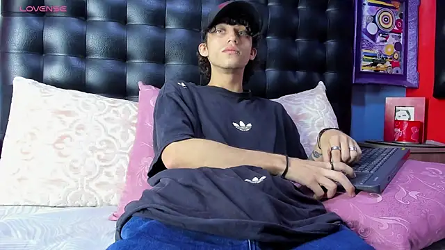 Snapshot of Khalid16_ chatting on November 4, 2025, 1:37 pm Khalid16 online show from November 4, 2025, 1:37 pm