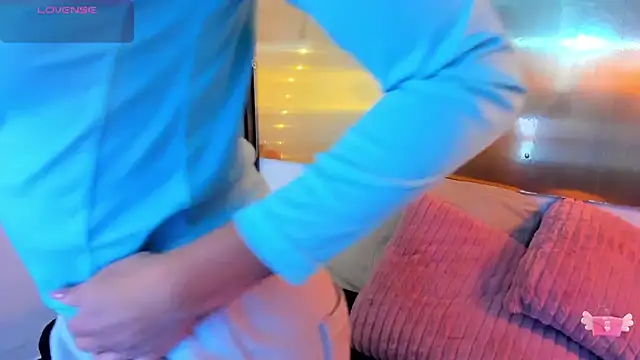 Snapshot of LunaaMorena chatting on December 15, 2025, 2:23 pm LunaaMorena online show from December 15, 2025, 2:23 pm