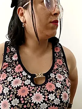 Snapshot of Caroline-17 chatting on November 20, 2025, 6:08 pm Caroline-17 online show from November 20, 2025, 6:08 pm