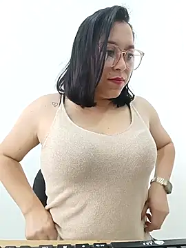 Snapshot of Caroline-17 chatting on November 12, 2025, 6:01 pm Caroline-17 online show from November 12, 2025, 6:01 pm