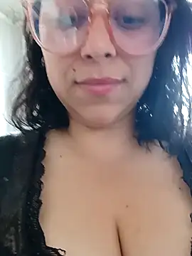 Snapshot of Caroline-17 chatting on November 29, 2025, 6:19 pm Caroline-17 online show from November 29, 2025, 6:19 pm