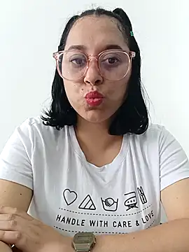 Snapshot of Caroline-17 chatting on November 13, 2025, 6:12 pm Caroline-17 online show from November 13, 2025, 6:12 pm