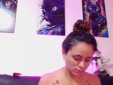 Snapshot of Caroline_Jons chatting on November 24, 2025, 1:33 pm Caroline Jons online show from November 24, 2025, 1:33 pm