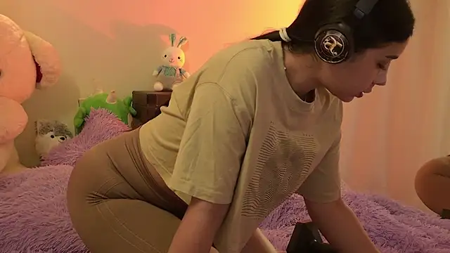 ISA NIXON online show from April 13, 2026, 2:10 pm