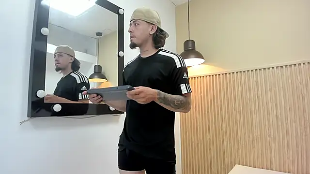 Snapshot of STEINER_01 chatting on October 28, 2025, 4:35 am STEINER 01 online show from October 28, 2025, 4:35 am