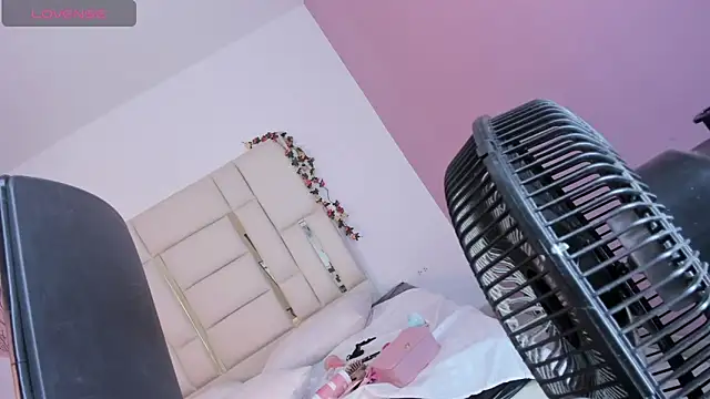 Snapshot of Maxxine_VX chatting on November 22, 2025, 8:35 am Maxxine VX online show from November 22, 2025, 8:35 am