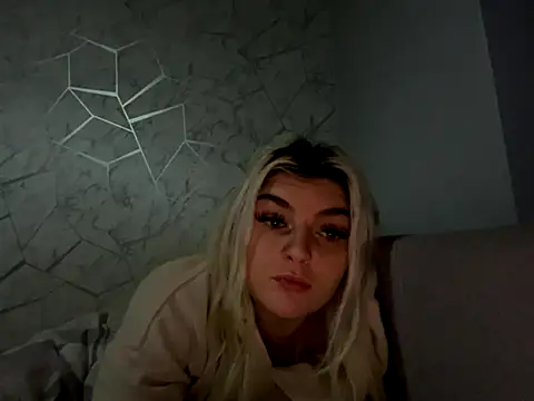 rosie-hipstergal online show from December 5, 2025, 4:55 am