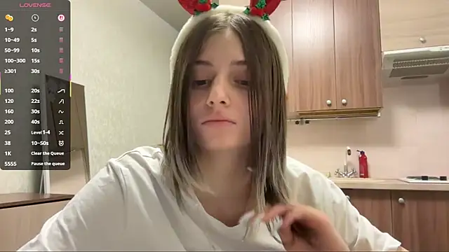 Snapshot of AidaGloshen chatting on December 18, 2025, 4:11 pm AidaGloshen online show from December 18, 2025, 4:11 pm