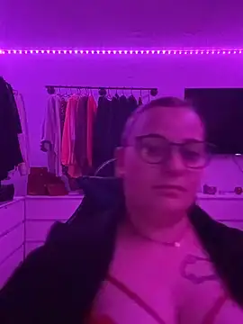 Aksinja05 online show from November 5, 2025, 6:11 pm