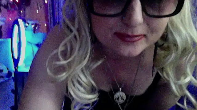 xHot Amazonq online show from April 13, 2026, 9:19 pm