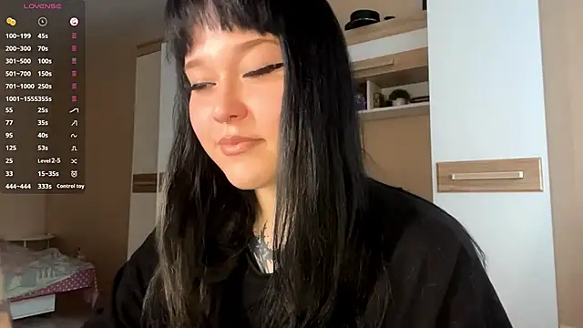 Snapshot of LaurenOveson chatting on November 23, 2025, 10:47 am LaurenOveson online show from November 23, 2025, 10:47 am