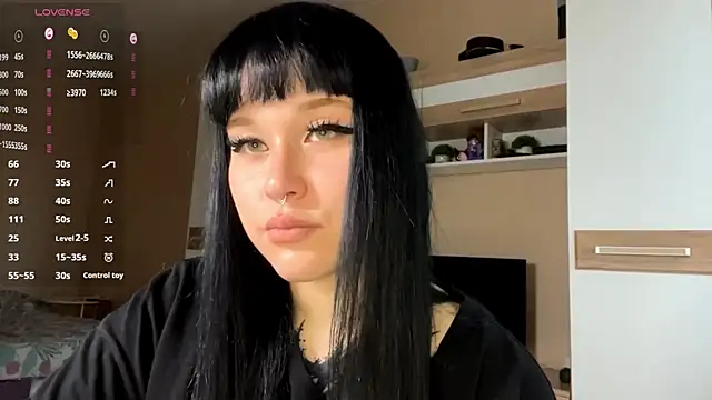 Snapshot of LaurenOveson chatting on November 10, 2025, 6:29 am LaurenOveson online show from November 10, 2025, 6:29 am