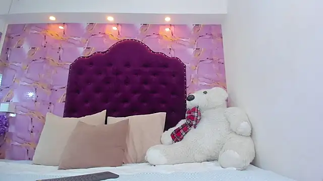 naomy sexy  online show from November 7, 2025, 12:21 pm