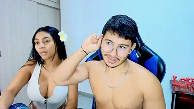 Snapshot of sophia_and_alex chatting on December 19, 2025, 12:36 am sophia and alex online show from December 19, 2025, 12:36 am