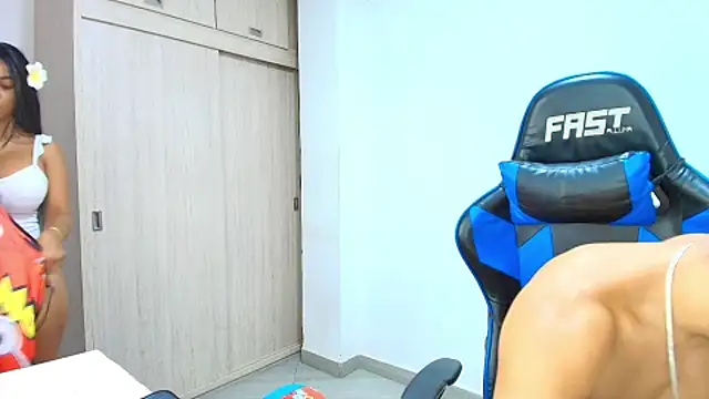 Snapshot of sophia_and_alex chatting on November 10, 2025, 2:00 pm sophia and alex online show from November 10, 2025, 2:00 pm