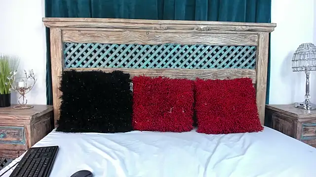 Cassandra Armani online show from February 25, 2026, 2:01 am